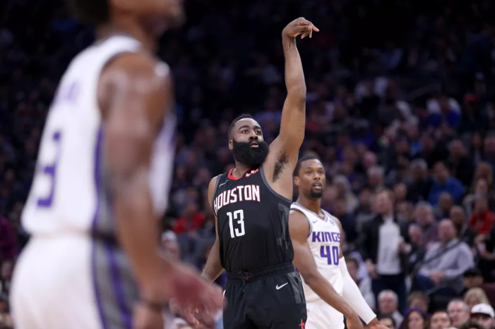 Rockets barazojnë rekordin e tresheve për një ndeshje (VIDEO)