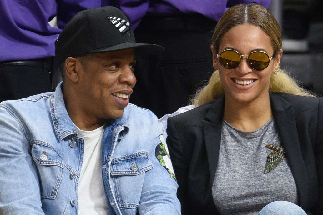 Beyonce dhe Jay-Z darkojnë të rrethuar nga sigurimi (VIDEO)