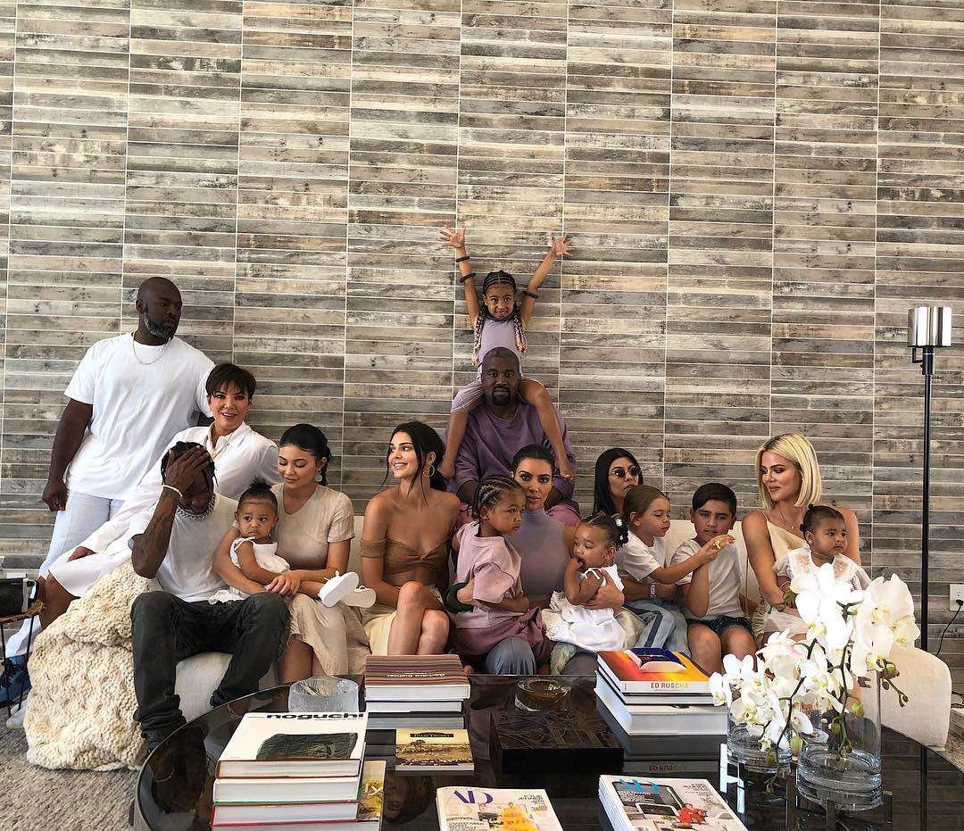 Familja Kardashian-Jenner më e bashkuar se kurrë (FOTO)