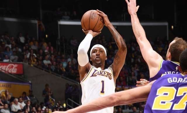 Lakers fitojnë ndaj Jazz (VIDEO)