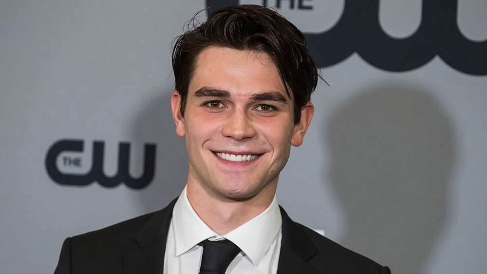 KJ Apa kujton Luke Perryn