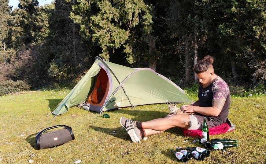 Vendosi t’i sillej botës i vetëm – planet i ndryshuan kur gjeti një mace