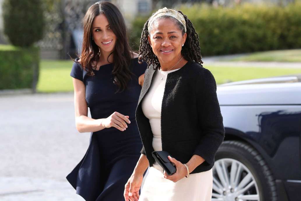 Nëna e Meghan Markle arrin në Britani të Madhe