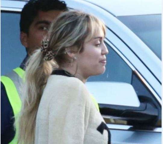 Image result for Miley Cyrus del nÃ« qytet pa asnjÃ« pikÃ« grim nÃ« fytyrÃ«