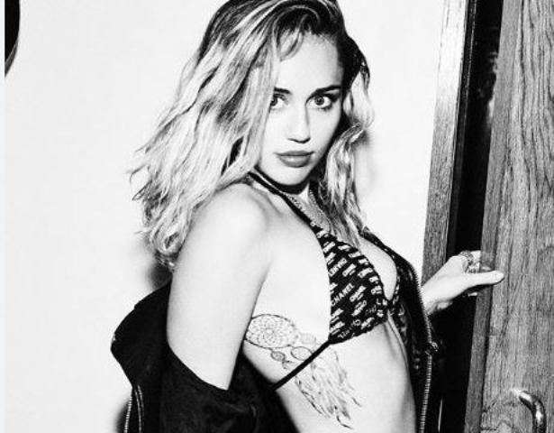 Miley Cyrus pozon në bikini(FOTO)