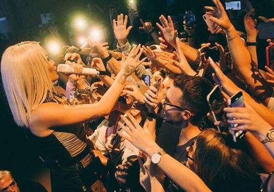 Rita Ora nis turneun e saj në Europë dhe Azi