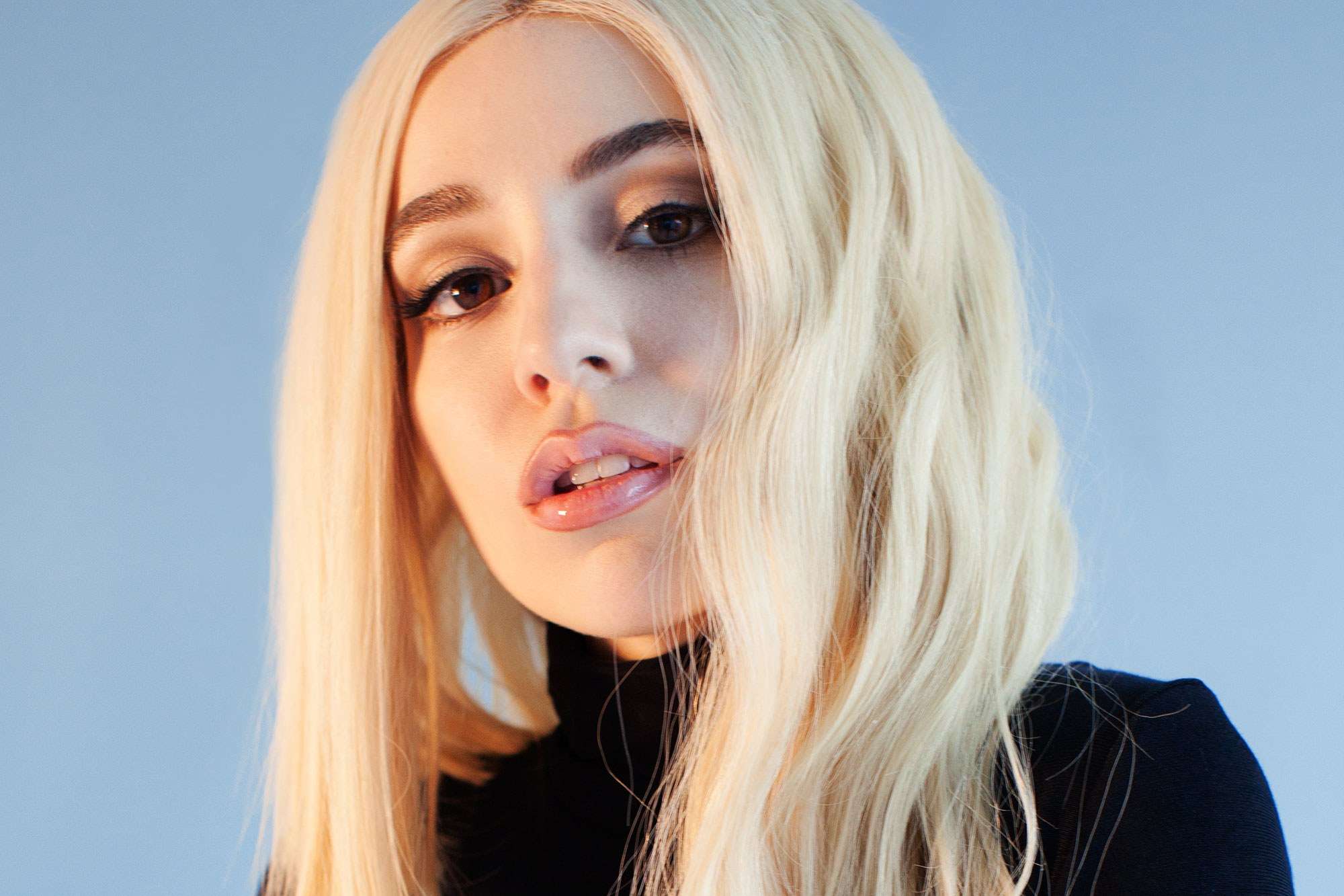 Ava Max paralajmëron këngën e re (FOTO)