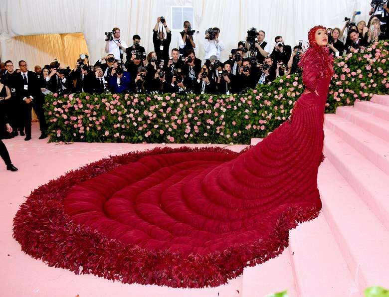 Cardi B sjell "tepihun e kuq" në tepihun e kuq të Met Galas