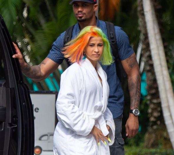 Cardi B del për shopping e veshur vetëm me robdeshambër