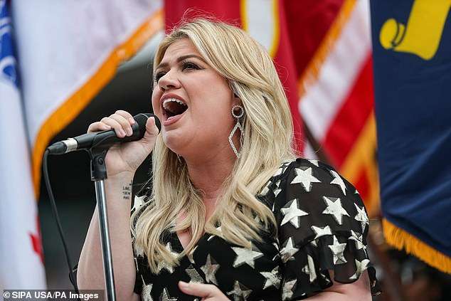 Kelly Clarskon e tronditur me lajmin se Adam Levine largohet nga “The Voice”