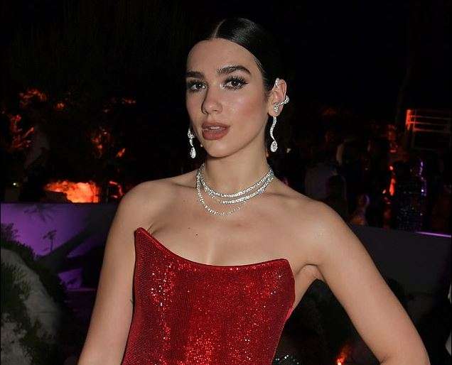 Dua Lipa shkëlqen në Festivalin e Kanës