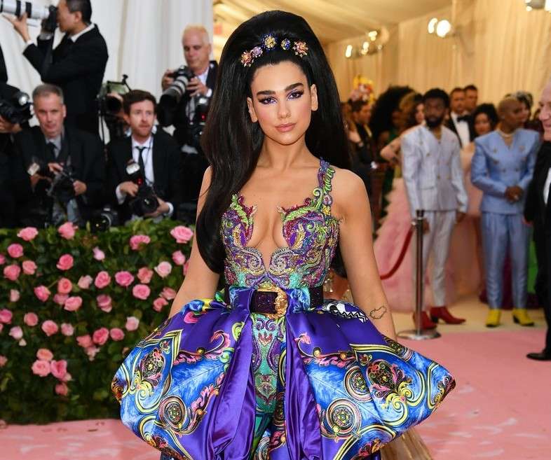 Dua Lipa debuton në Met Gala, kthen kokat e të gjithëve