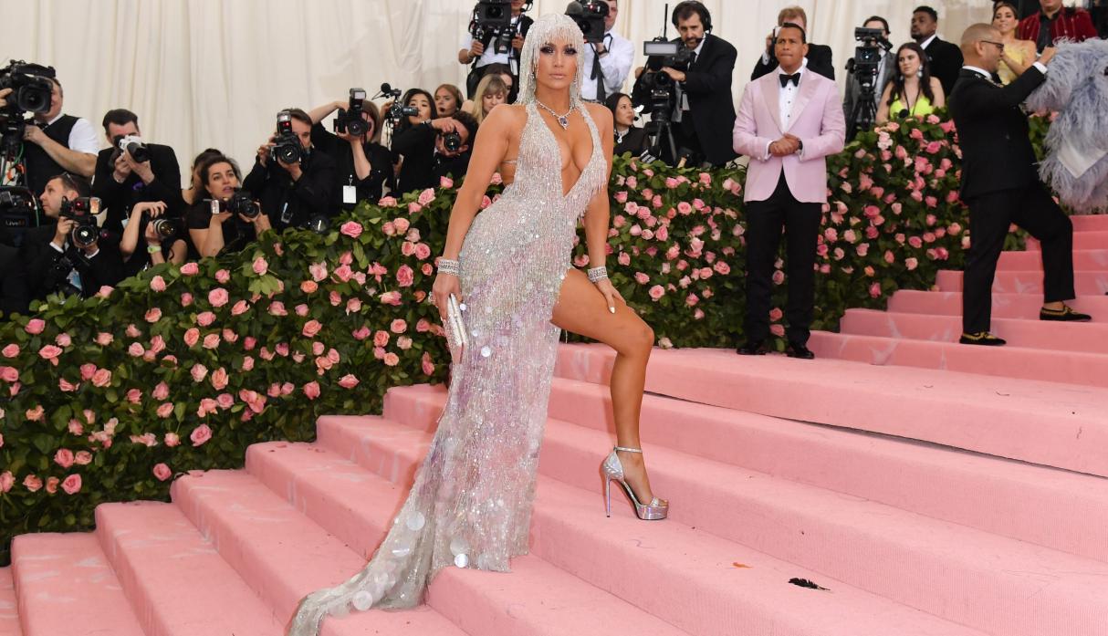 Pse qau Jennifer Lopez gjatë provave për fustanin e Met Gala? (VIDEO)