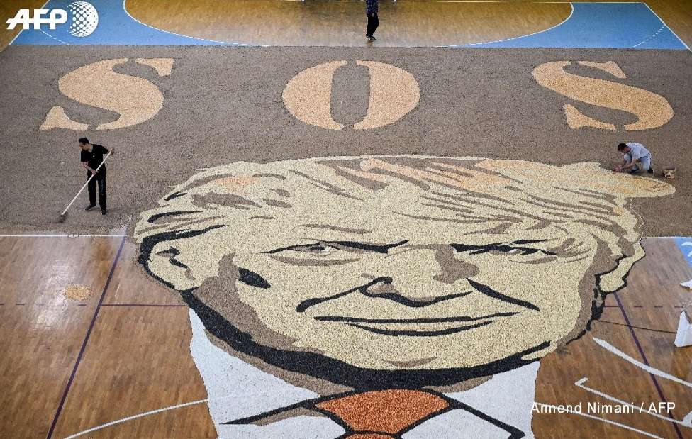 Mozaiku i gjakovarit me imazhin e Donald Trump, lajm në mediat ndërkombëtare – synon rekord botëror (FOTO)