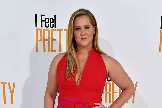 Amy Schumer i rikthehet skenës dy javë pas lindjes së djalit (FOTO)