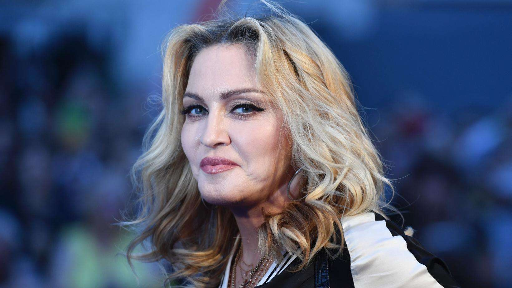 Madonna publikon këngë të re (VIDEO)