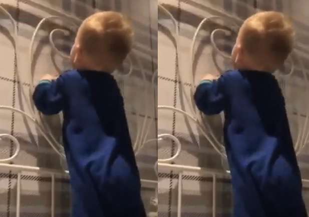 Vogëlushi tregon se çfarë bëjnë mami dhe babi i tij! (VIDEO)