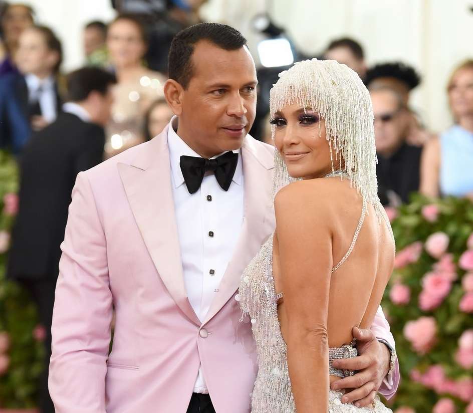 I fejuari i Jennifer Lopez humbi tri kile për Met Gala (VIDEO)