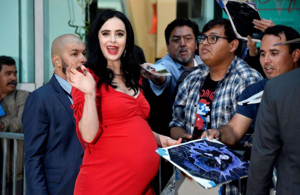 Krysten shfaq barkun e rrumbullakosur në premierën e “Jessica Jones” (FOTO)