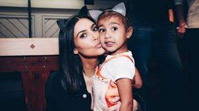 Kim Kardashian dizajnon syze për vajzën e saj North West