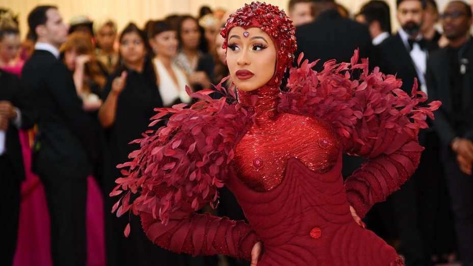 250 mijë dollarë vetëm për 'thithkat' në fustanin e Cardi B