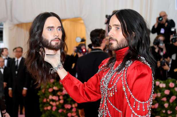 Veshjet e të famshmëve në Met Gala 2019 (FOTO)