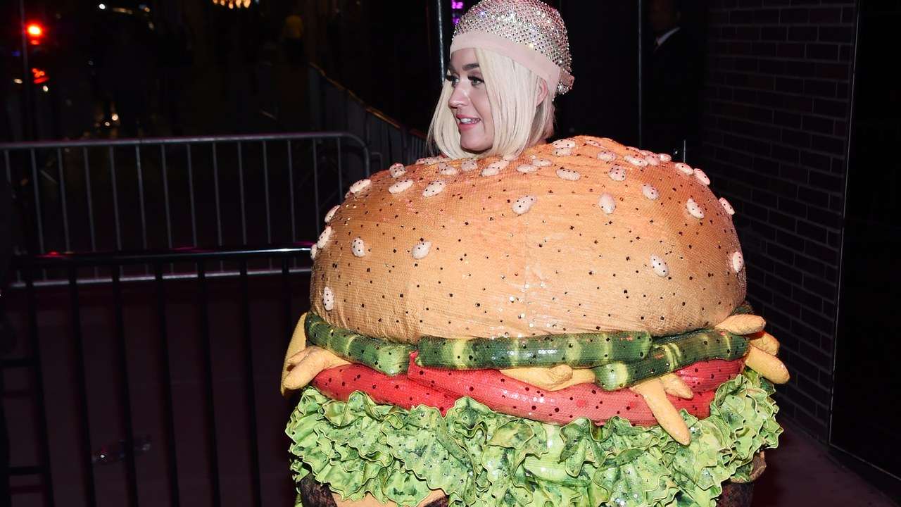 Katy Perry vesh një kostum prej hamburgeri