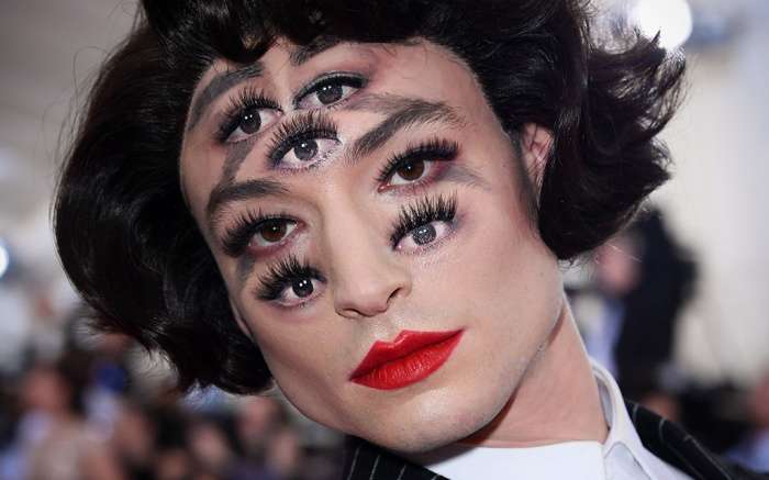 Grimi i çuditshëm i Ezra Miller në Met Gala u bë për pesë orë