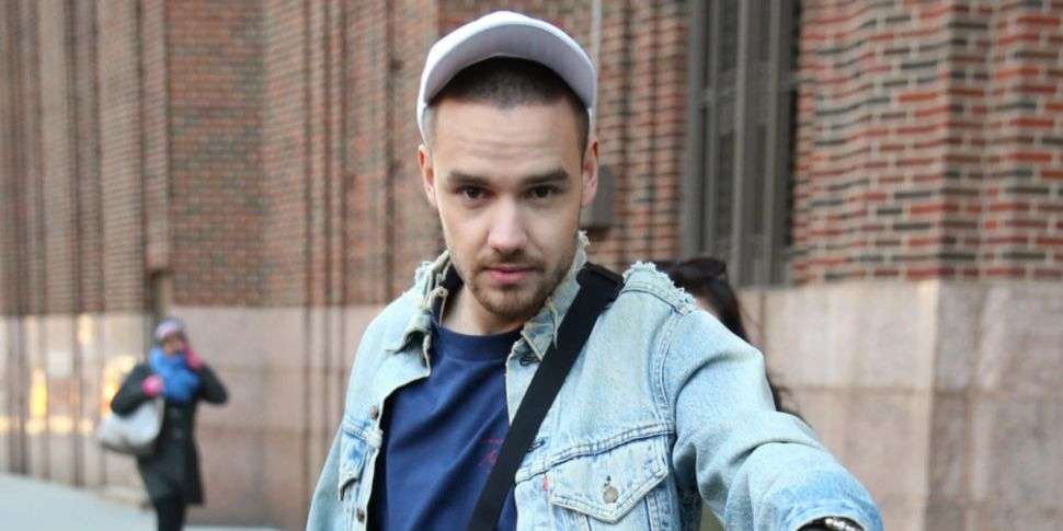 Liam fotografohet duke darkuar me modelen e njohur