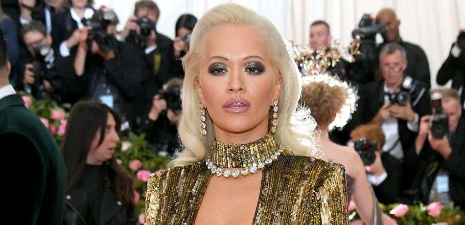 Rita Ora donte t'i digjte flokët në Met Gala, i bie pishman për veshjen
