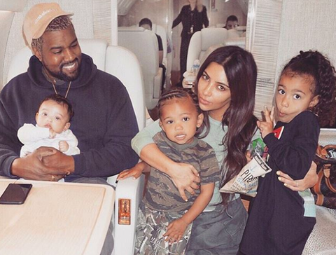 Kim dhe Kanye zbulojnë emrin e djalit të porsalindur (FOTO)