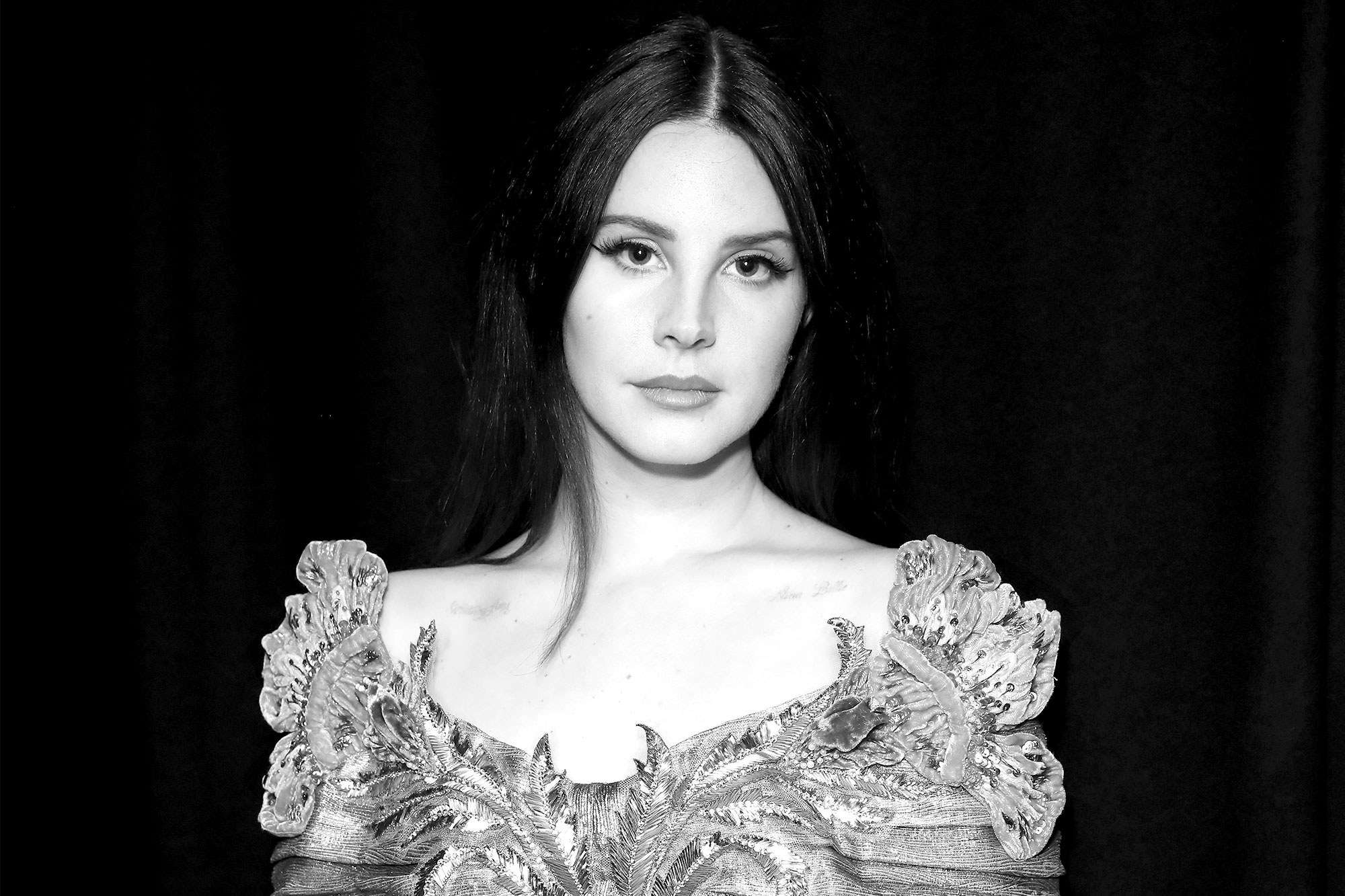 Lana Del Rey shfaqet pa grim (FOTO)