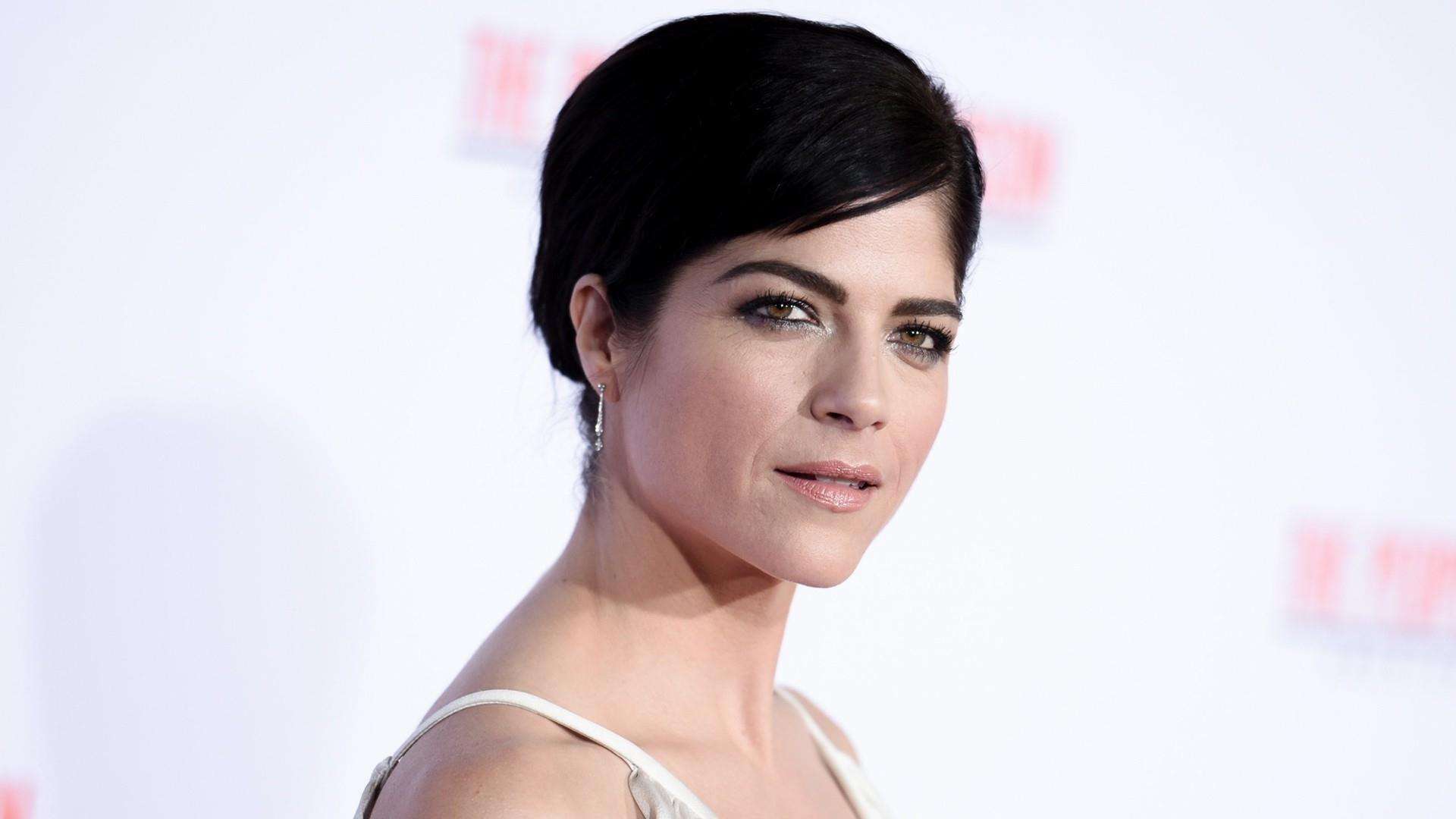 Selma Blair rruan kokën (FOTO)
