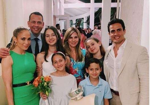 Jennifer Lopez vazhdon të mbështesë të fejuarin e saj, shkon në ceremoninë e diplomimit të vajzës