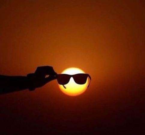 Kjo ndodh kur njerëzit kreativë bëjnë foto pushimesh (FOTO)