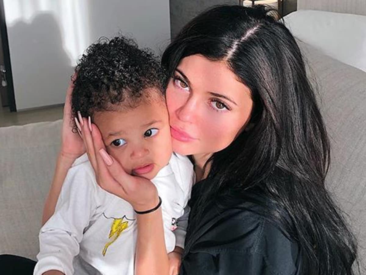Kylie Jenner me urim prekës për ditëlindjen e vajzës (FOTO)