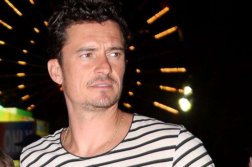 Orlando Bloom e mban skeletin e qenit brenda në shtëpi