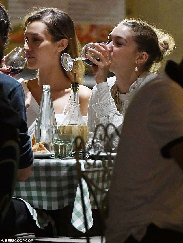 Gigi dhe Bella shijojnë verë të kuqe gjatë darkës së pushimeve në Itali