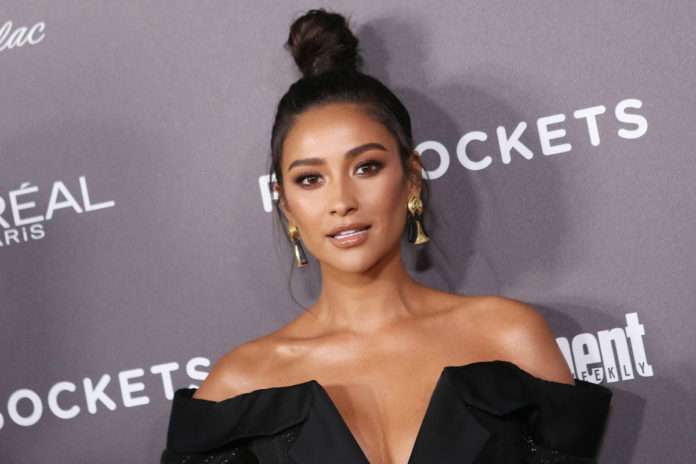 Shay Mitchell gjysmë e zhveshur tregon se është shtatzënë