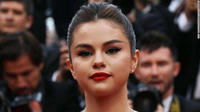 Selena Gomez publikon këngën e re, thumbon Justin Bieber