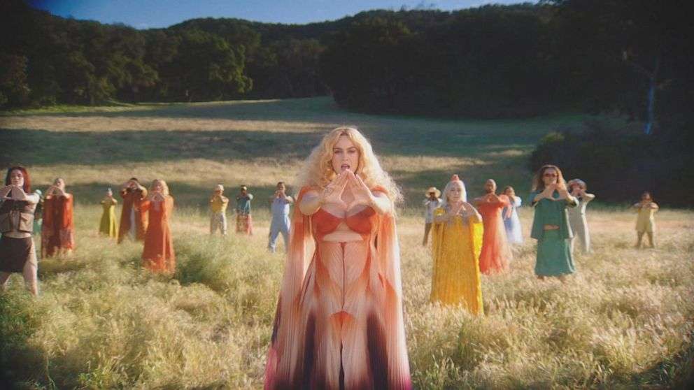 Katy Perry publikon videoklipin e këngës “Never Really Over”