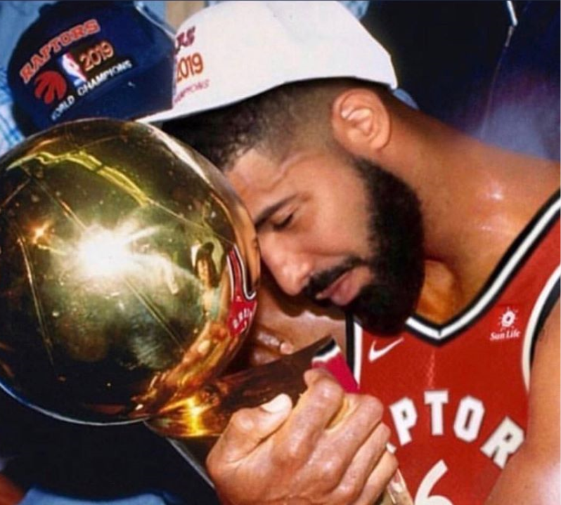 Drake përqafon trofeun si Michael Jordan (FOTO)