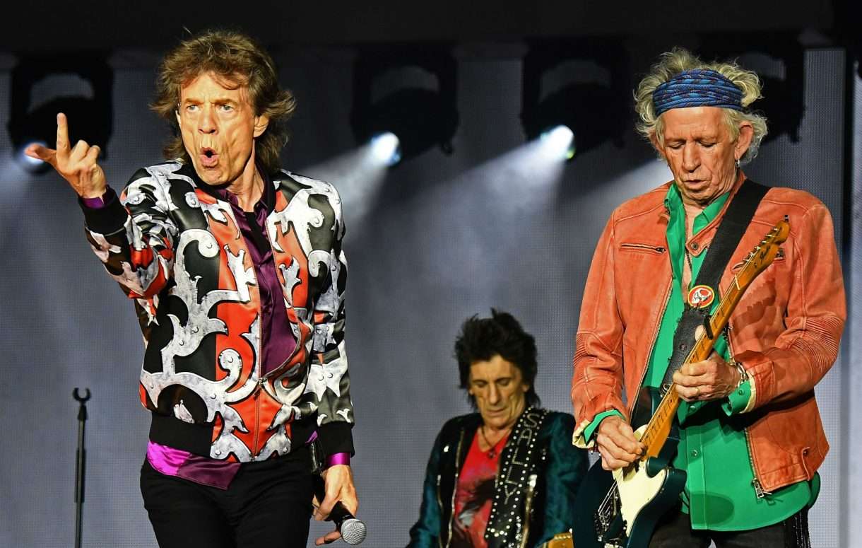 Mick Jagger kthehet furishëm në skenë pas operacionit