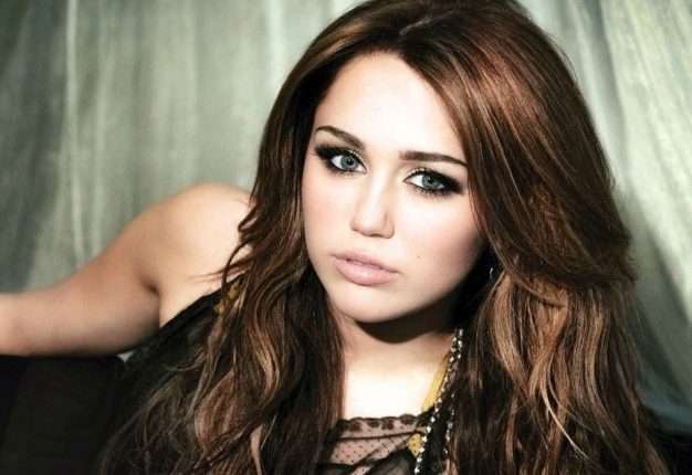 Disa fansa nuk njohin limite, Miley Cyrus pranon puthje në praninë e bashkëshortit!