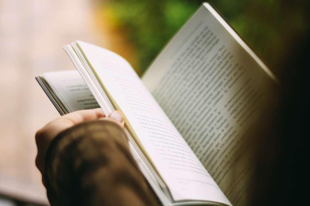 Shërohu me lexim, “Biblioterapia” procesi që qetëson mendjen