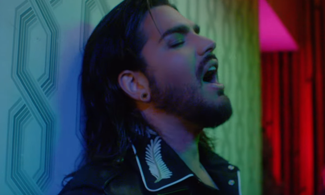 Adam Lambert publikon projektin e ri (VIDEO)