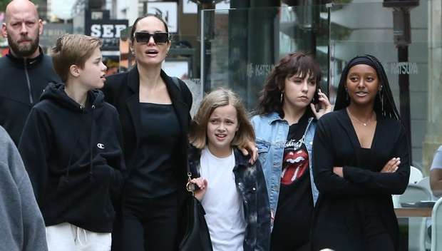 Angelina Jolie del për pazar me vajzat e saj