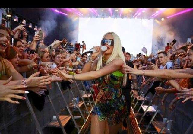 Rita Ora shkëlqen gjatë performancës së saj në Varshavë