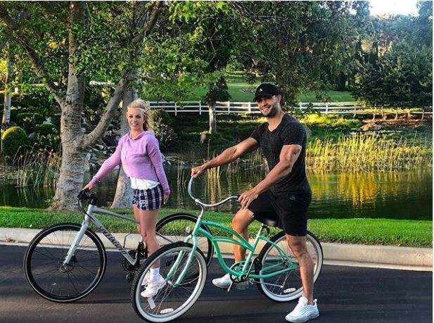 Britney Spears shëtit me të dashurin: Jam e bekuar
