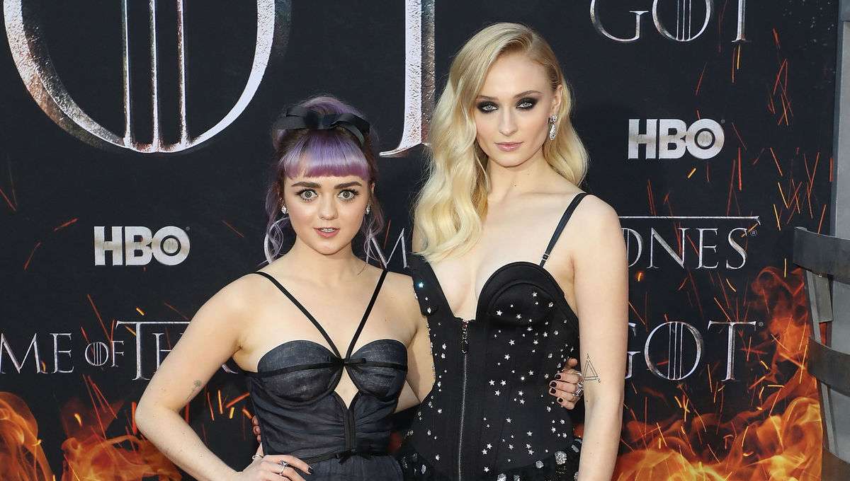 Sophie Turner dhe Maisie Williams dëshirojnë të shkruajnë një film bazuar në shoqërinë e tyre